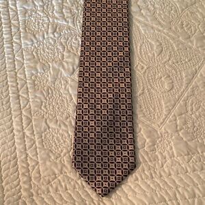 Roundtree & Yorke Geometric Tie in Black and Tan